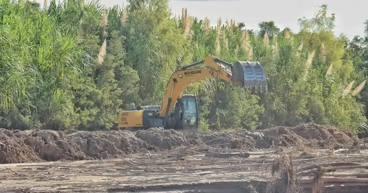 Trabajos de prevención en un boquete en el río Piraí que amenaza inundar cultivos.