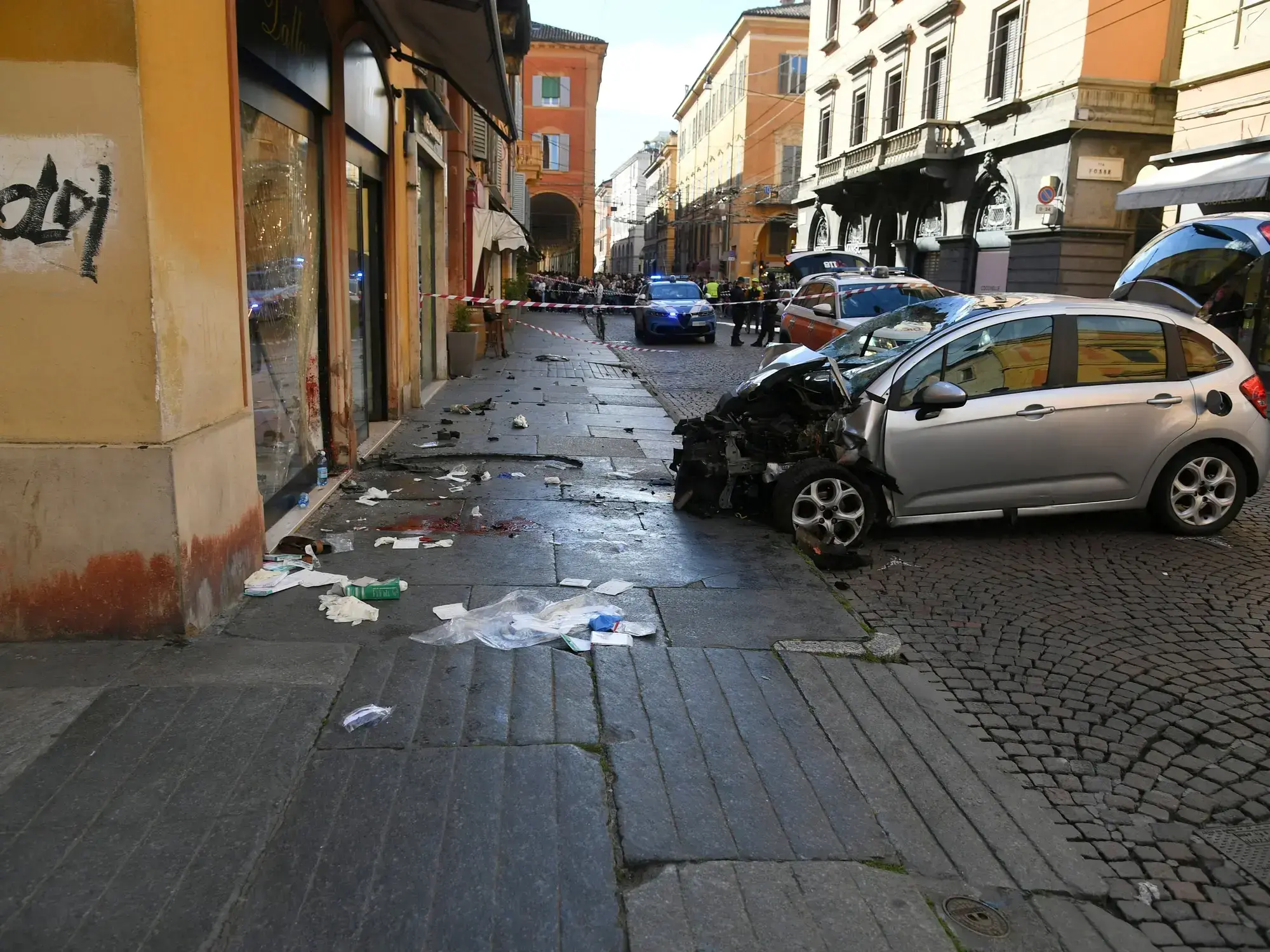 El auto que embistió a decenas de personas en el centro de Módena.