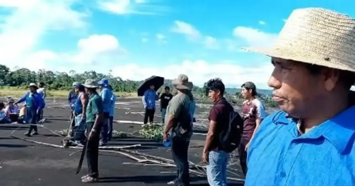 El dirigente de los Interculturales, Teófilo Sánchez, en la pista del aeropuerto de Chimoré.