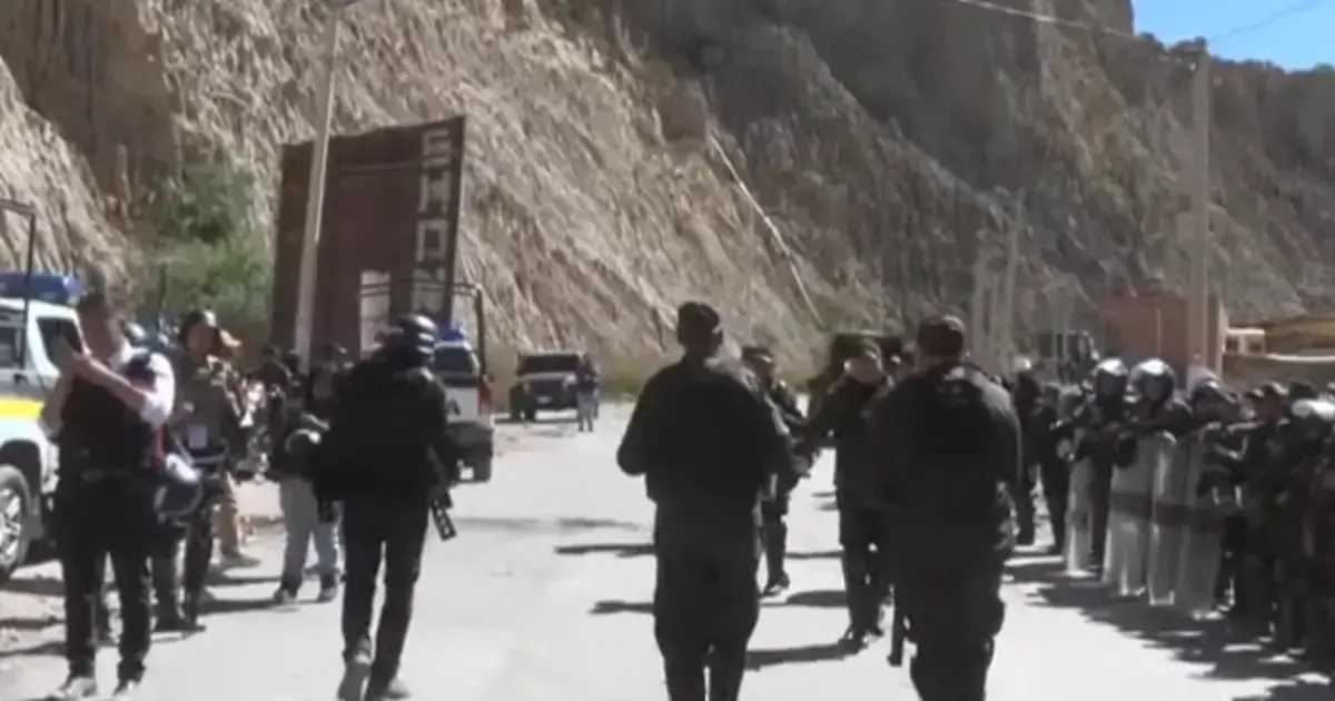 Los uniformados se repliegan de Huajchilla, en el municipio de Mecapaca.