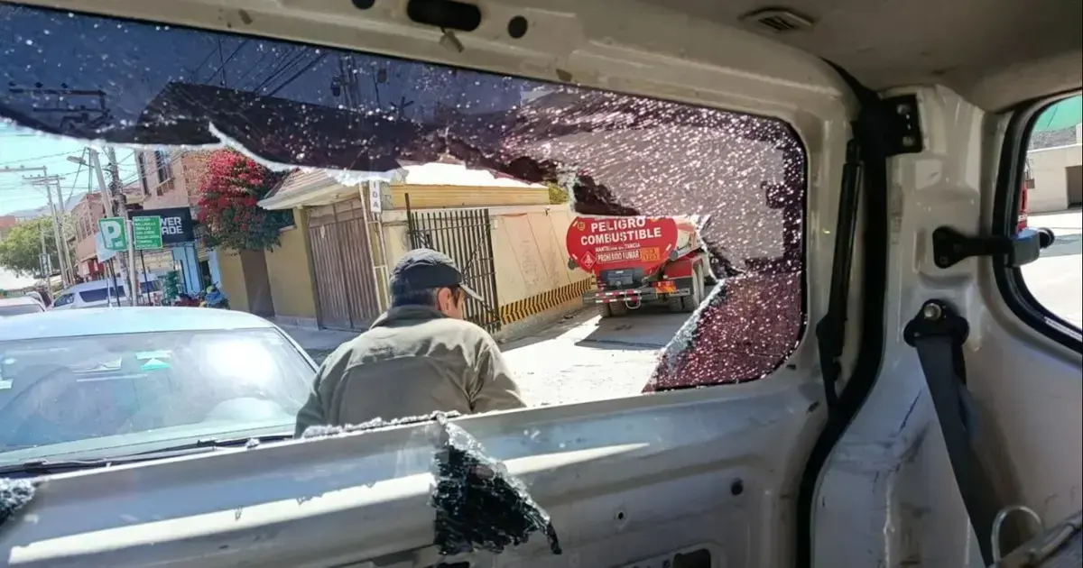 El vehículo de RTP fue apedreado por bloqueadores de Lipari en La Paz