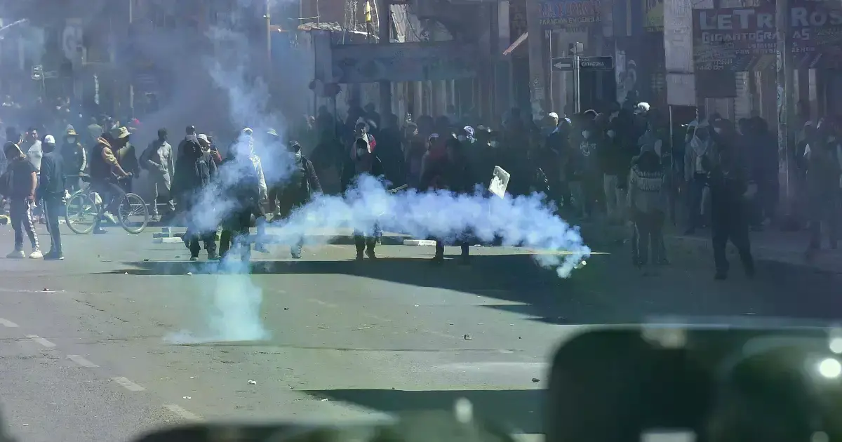 Enfrentamientos entre manifestantes y efectivos en la avenida Juan Pablo II.