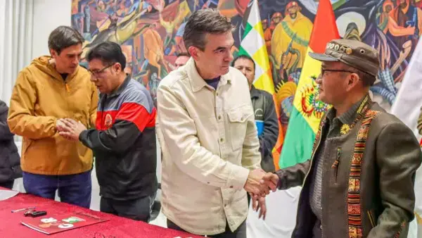 El presidente Rodrigo Paz con dirigentes de la COR de El Alto