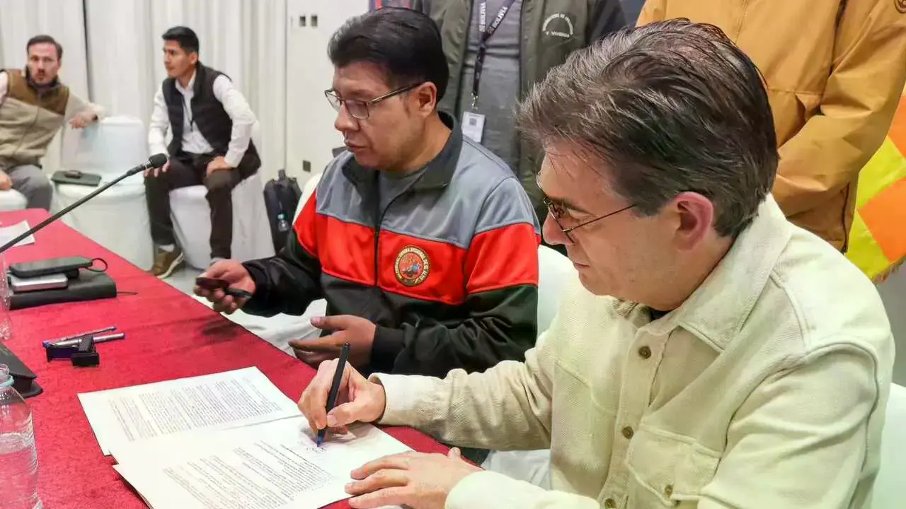 Firma de acuerdo entre el Gobierno y la COR de El Alto, este 16 de mayo.