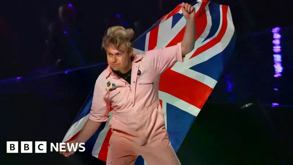 Look Mum No Computer, alias Sam Battle, durante su actuación en Eurovisión 2026.