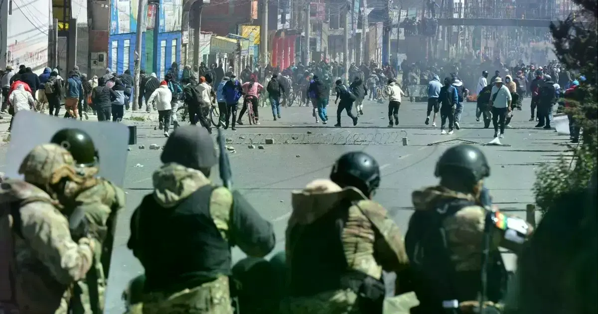 Uniformados y bloqueadores enfrentados en El Alto