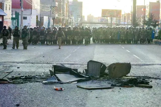 Bloqueadores se enfrentan a efectivos policiales en El Alto durante el operativo “Corredor humanitario”.