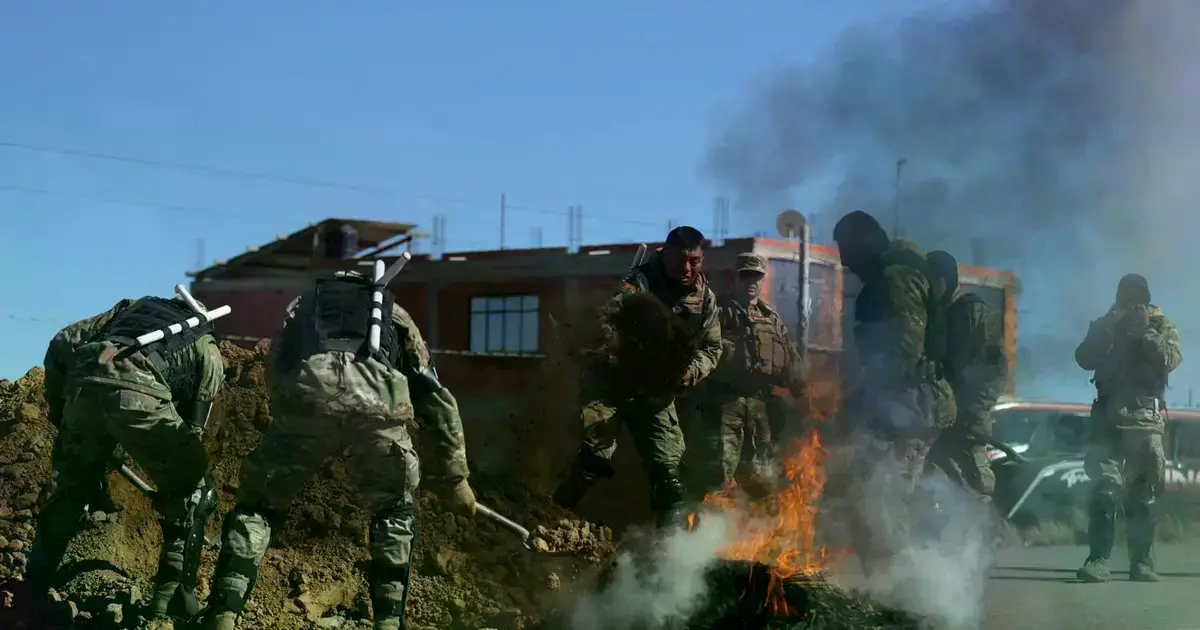 Integrantes de las Fuerzas Armadas desbloquean una carretera este sábado, en Calamarca (Bolivia).