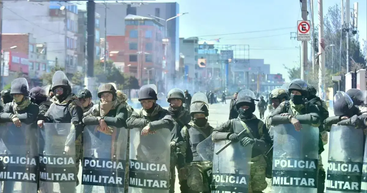 Soldados de la Policía Militar durante los operativos de desbloqueo en la ciudad de El Alto.