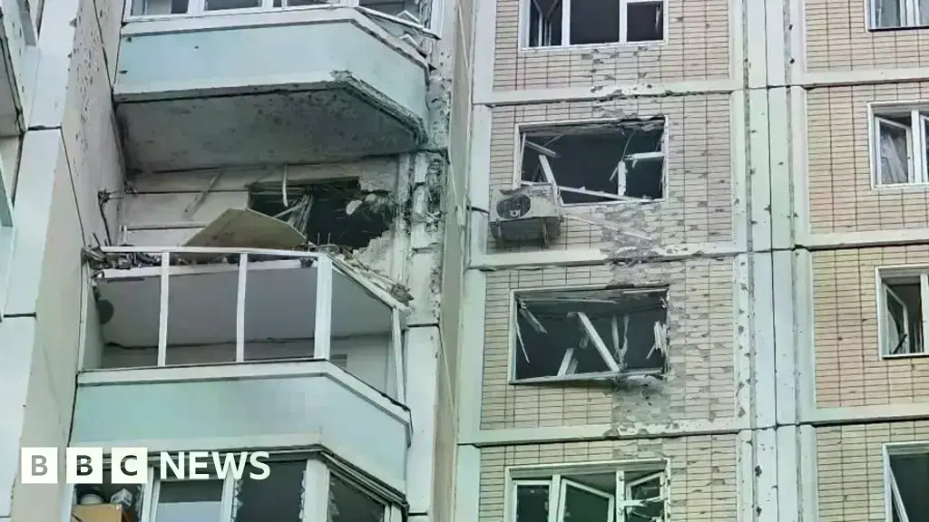 Un edificio residencial de varios pisos fue alcanzado por un drone ucraniano en la región de Moscú, según funcionarios locale
