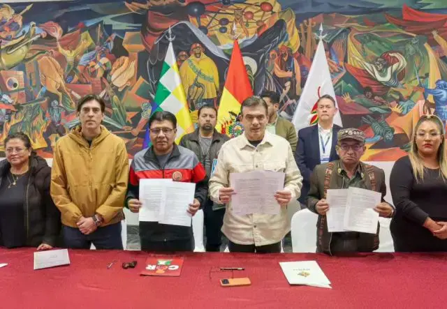 El presidente Rodrigo Paz en medio de dirigentes de la COR y otras autoridades nacionales.