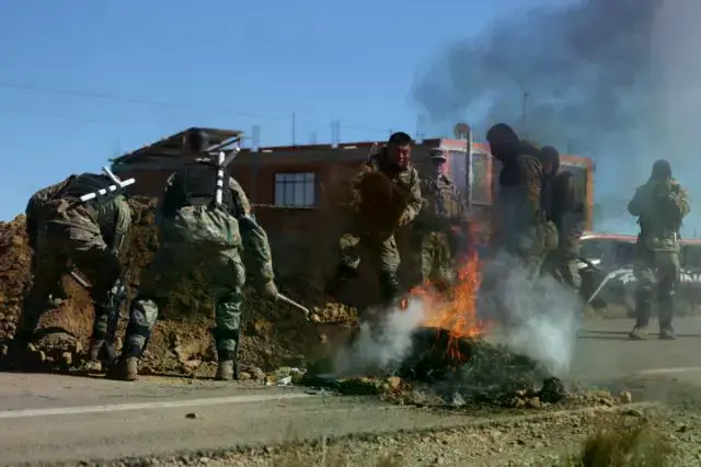 Integrantes de las Fuerzas Armadas desbloquean una carretera este sábado, en Calamarca.