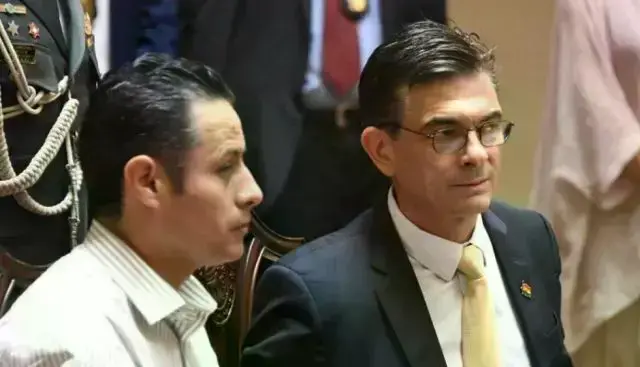 Los mandatarios Edmand Lara (i) y Rodrigo Paz.