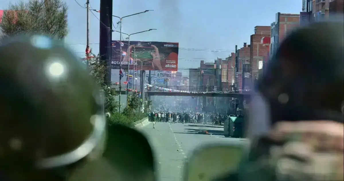 Enfrentamiento entre policías y bloqueadores en El Alto