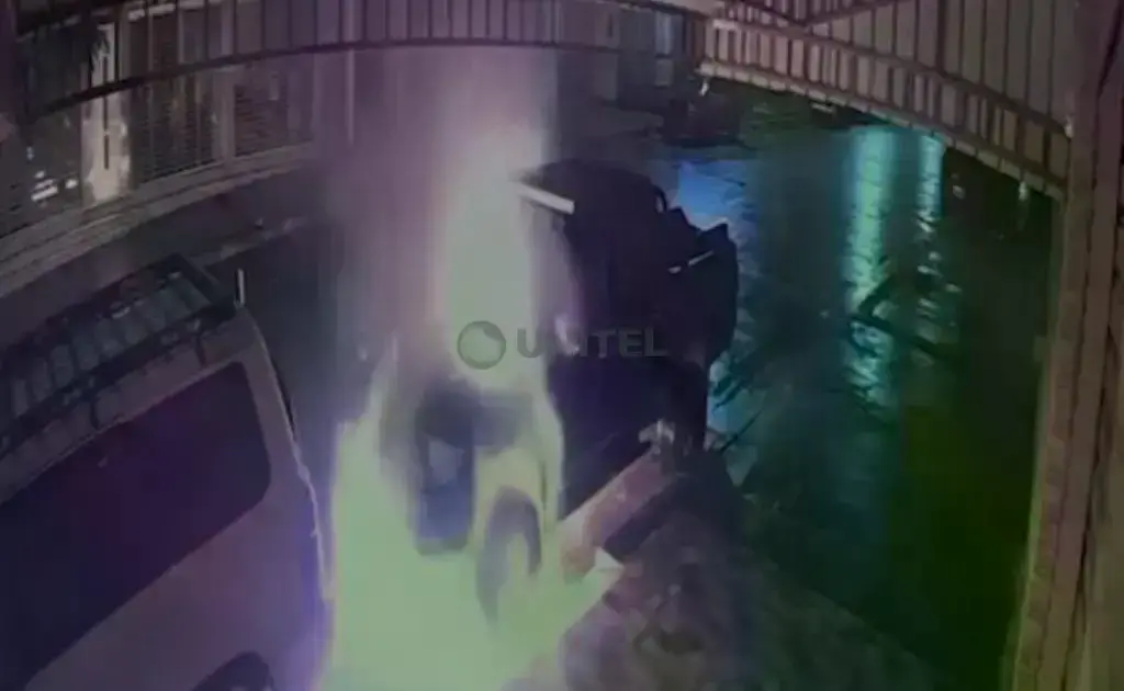 El momento de la explosión del vehículo del fiscal de Bermejo.