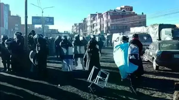 La policía desbloqueó la avenida Juan Pablo II, de El Alto.