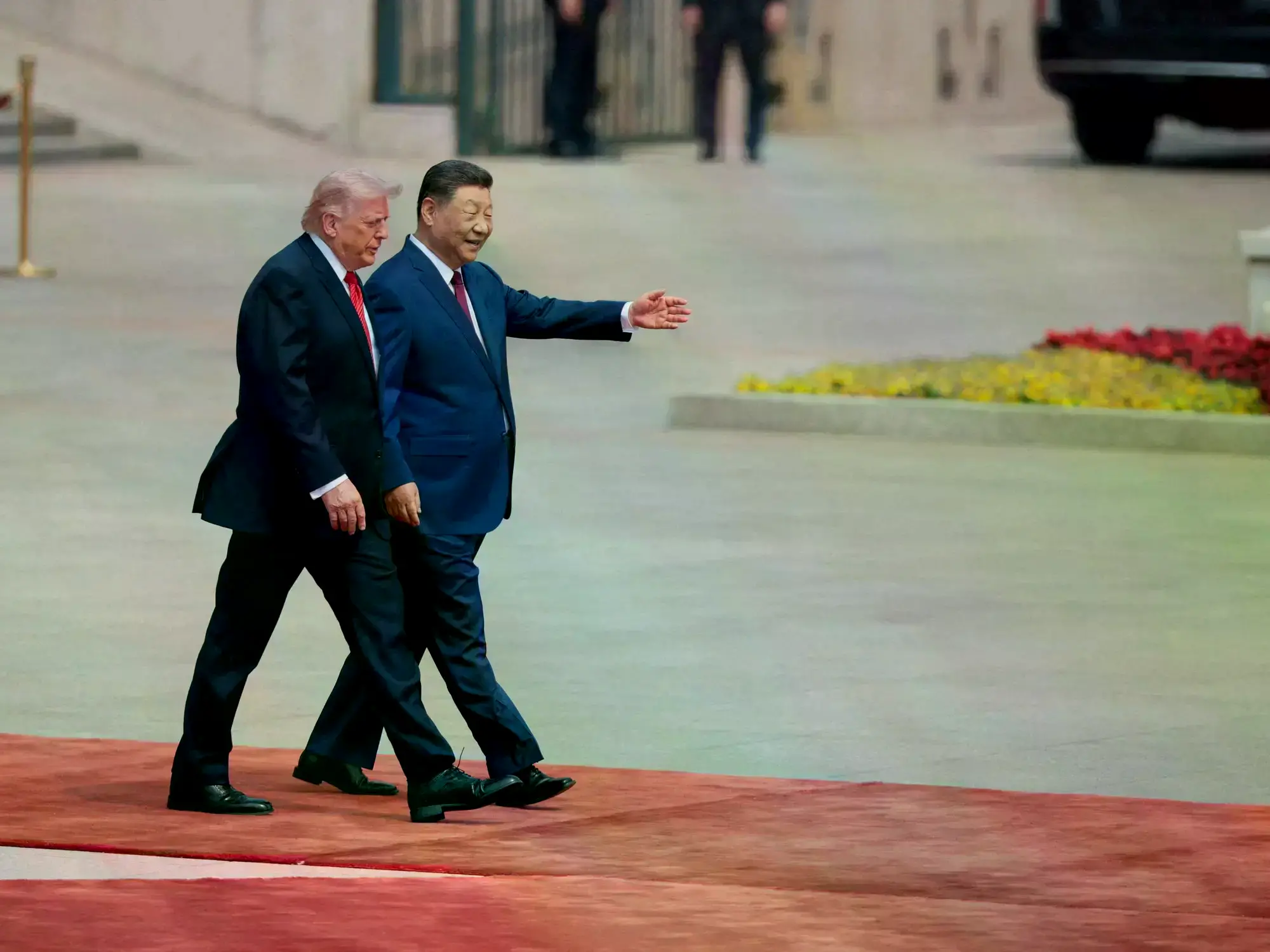 El presidente estadounidense Donald Trump camina junto al presidente chino Xi Jinping a su llegada al Gran Salón del Pueblo e