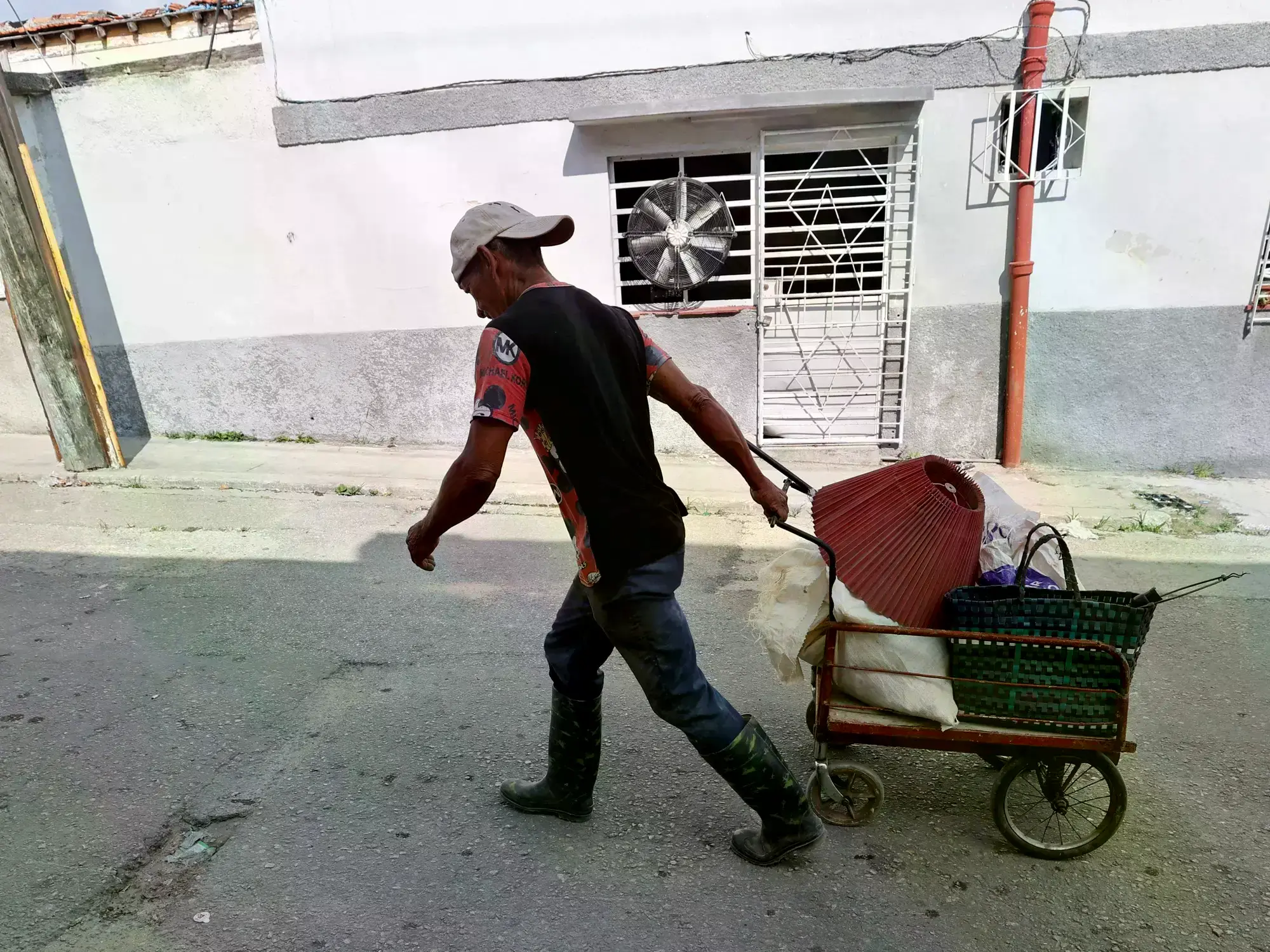 Una persona camina con una carretilla el pasado 14 de mayo en La Habana, Cuba.