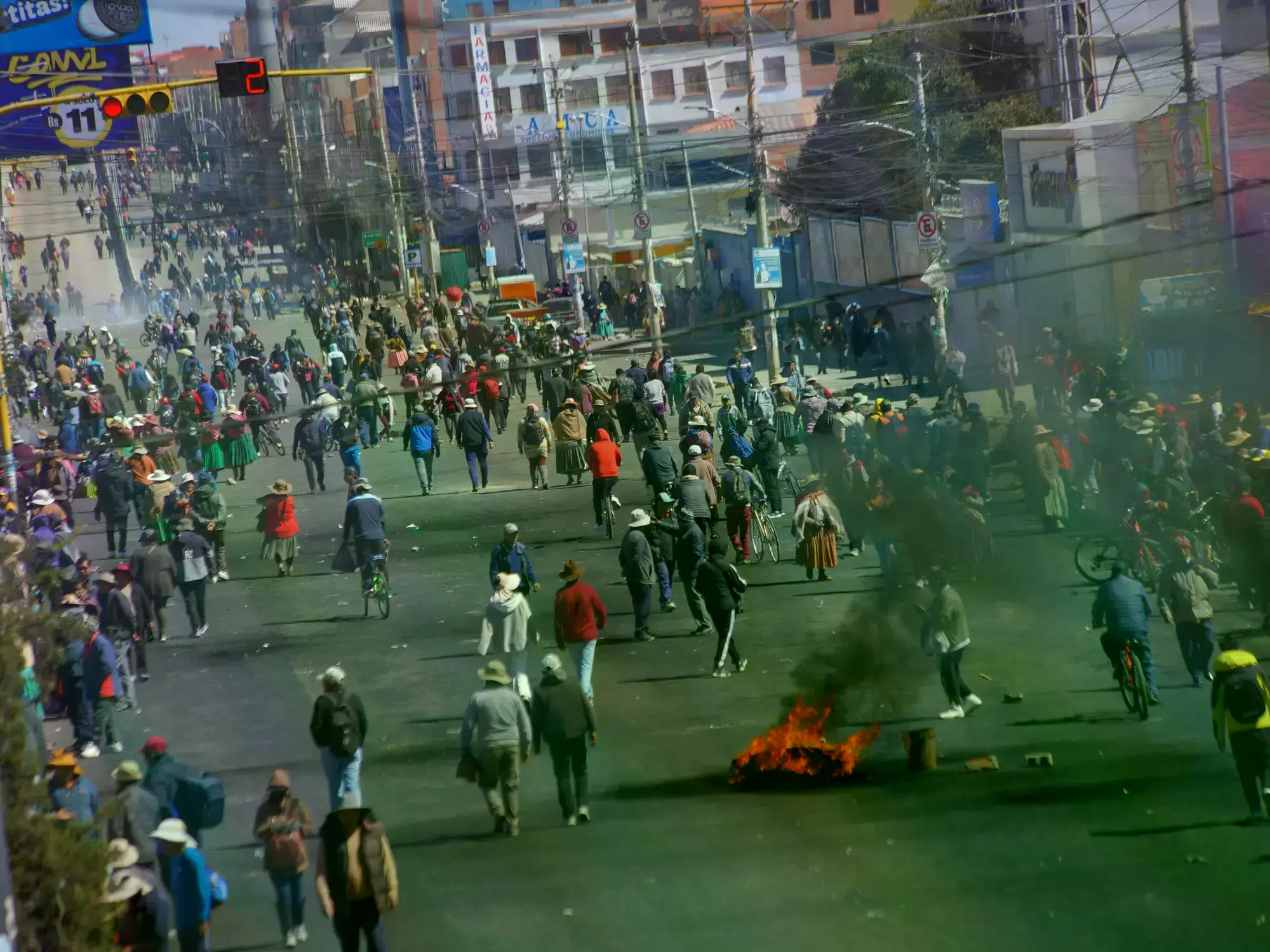 Manifestantes participan en una protesta para exigir la renuncia del presidente boliviano, Rodrigo Paz Pereira, en la ciudad