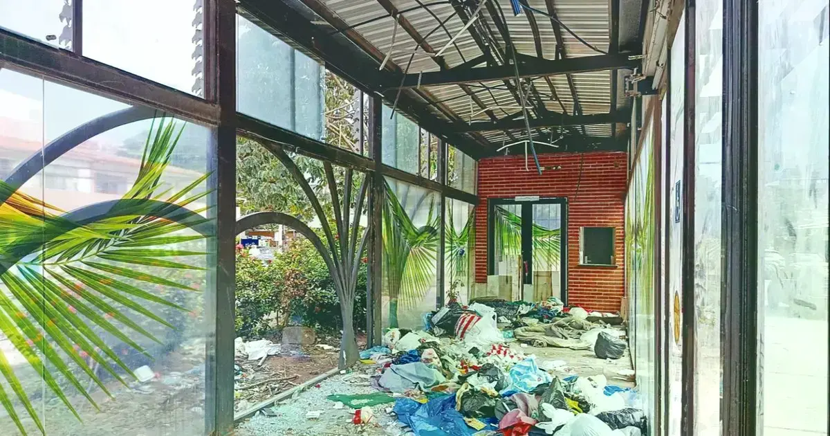 Personas duermen entre la basura que se deposita en las paradas del BRT