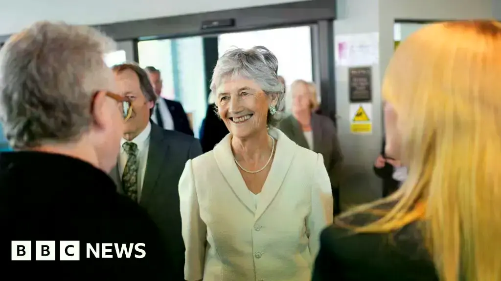 La presidenta irlandesa Catherine Connolly durante su visita al Centro Cultural Irlandés en Hammersmith, Londres.