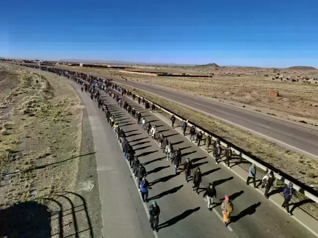 La marcha de afines a Evo Morales rumbo a La Paz.