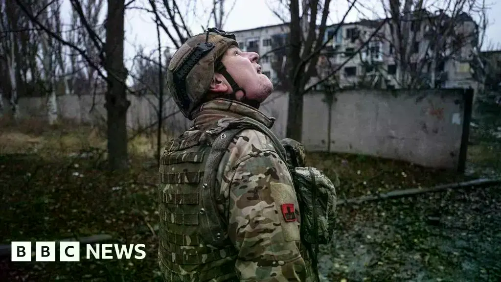 Un miembro de la 93ª brigada vigila el cielo en busca de drones en la ciudad de primera línea de Kostyantynivka.