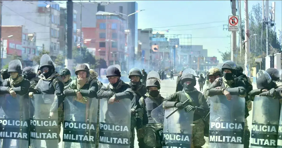 La Policía en el punto de bloqueo en Río Seco.