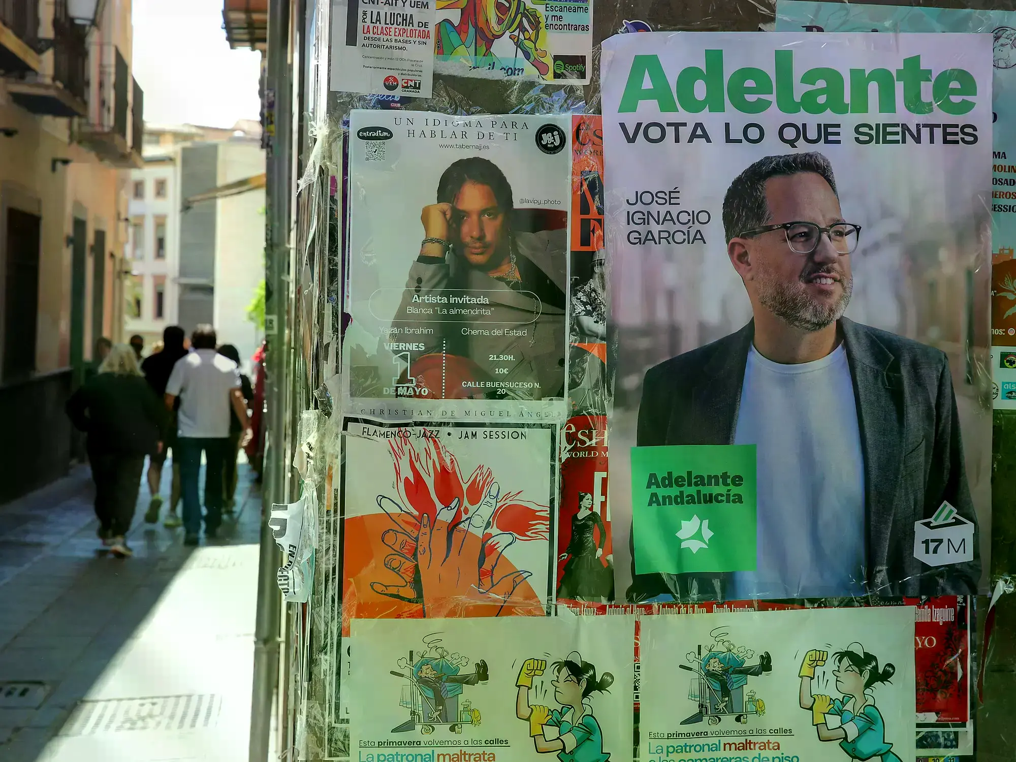 Carteles de Adelante Andalucía instalados en las calles de Granada para la campaña a las elecciones del 17 de mayo.