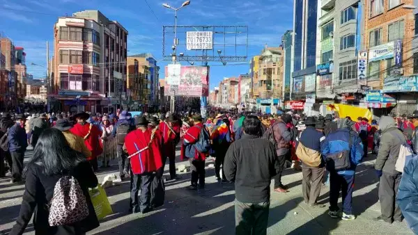 Bloqueo campesino en inmediaciones de la Plaza Ballivián, El Alto.