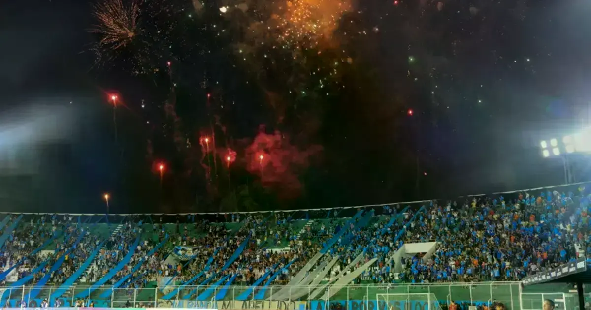 Hinchada de Blooming durante el partido con Bragantino por Sudamericana en el Tahuichi.