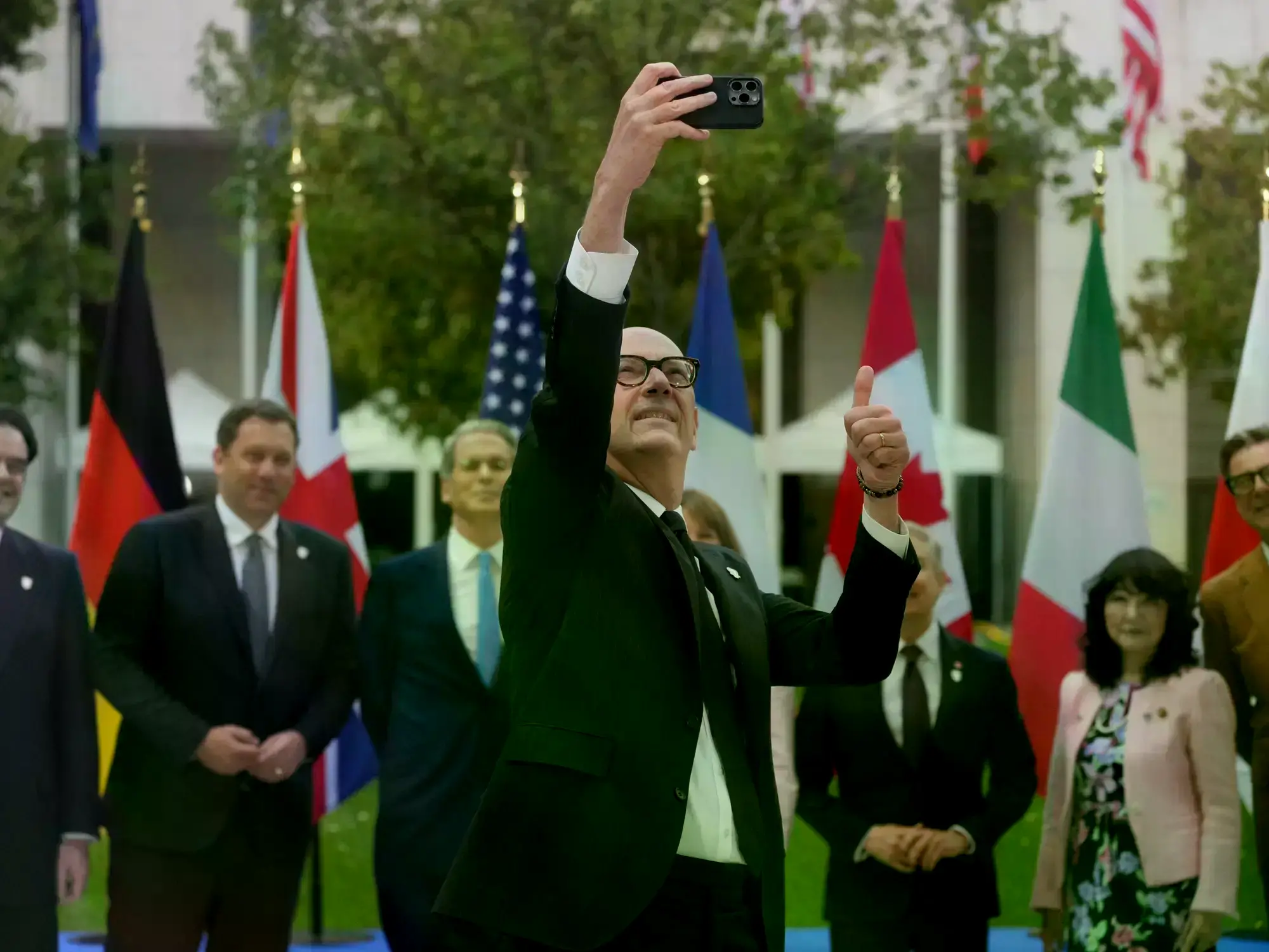 Los ministros de Finanzas del G7 posan para una selfie en París.