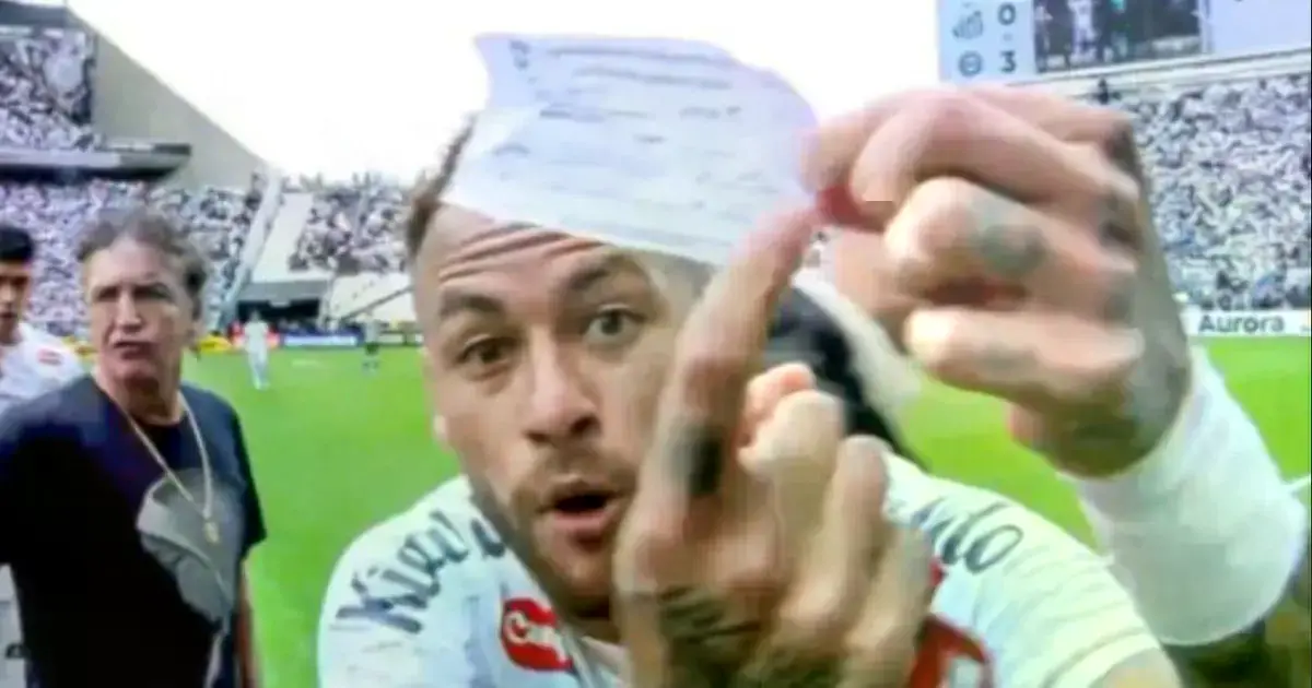 Neymar muestra la tarjeta de sustitución.