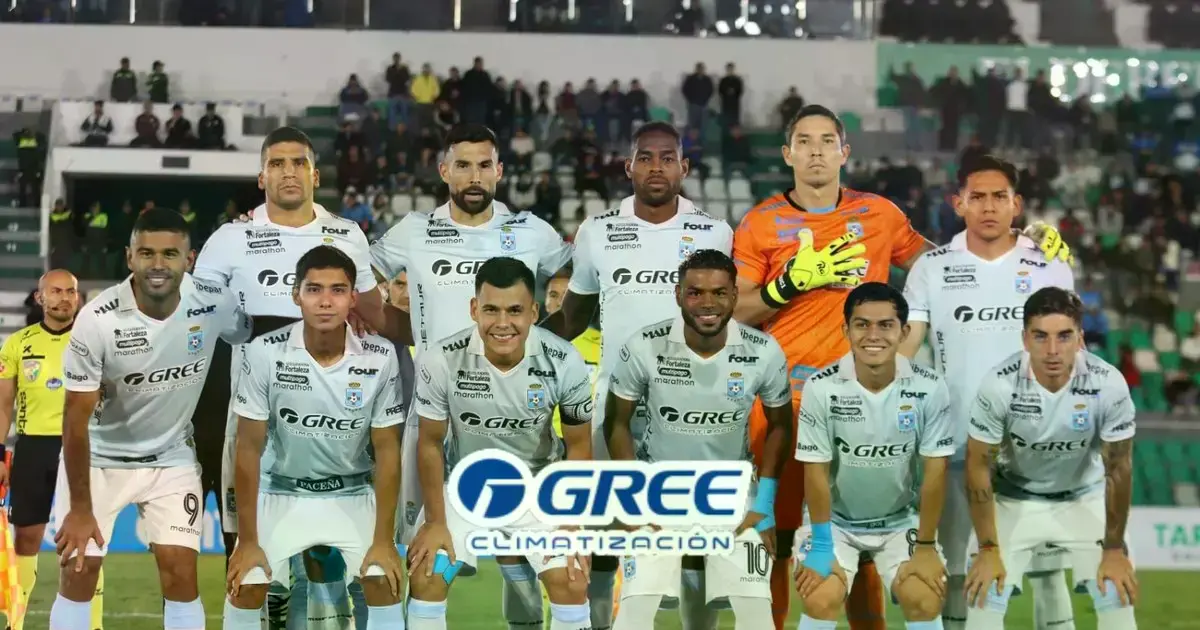 Plantel celeste durante el partido con Bolívar en el Tahuichi por la Liga.