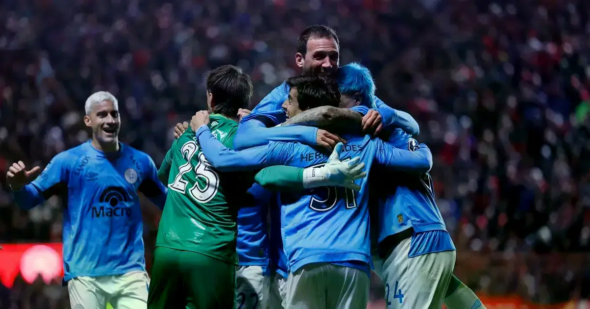 Festejo de gol de los jugadores de Belgrano.