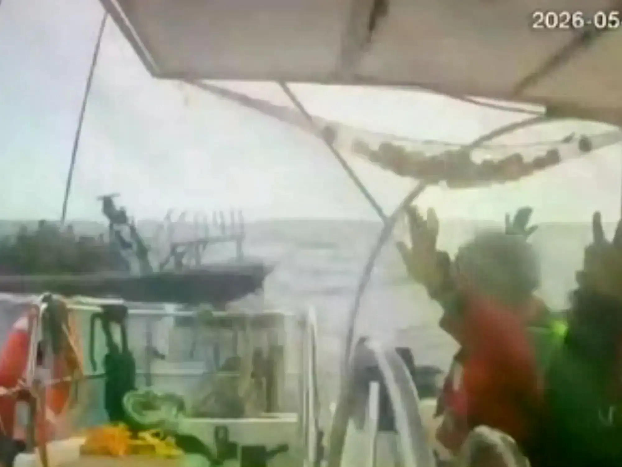 Una lancha del ejército israelí aborda una embarcación de la Flotilla Global Sumud.