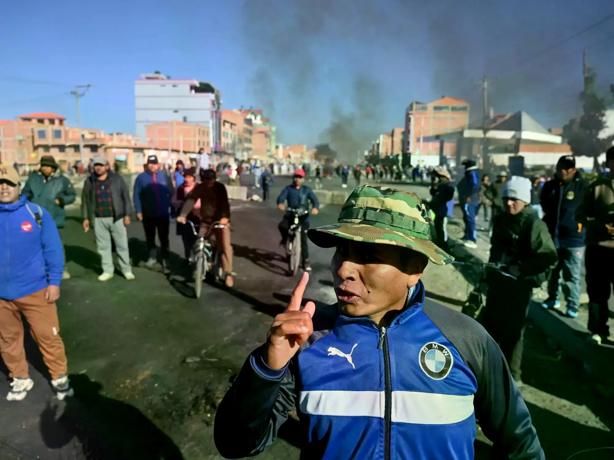 Manifestantes protestan contra el gobierno de Rodrigo Paz, en El Alto.