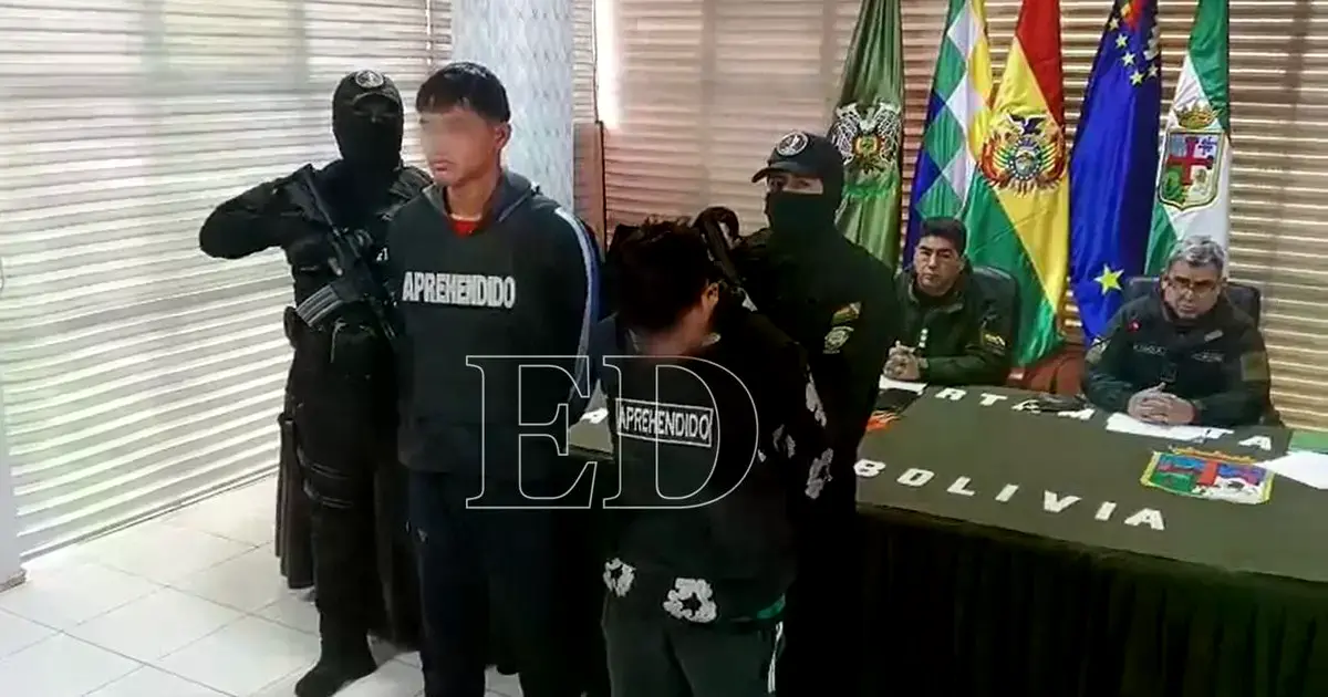 Imagen de seguridad muestra a uno de los jóvenes descendiendo de una motocicleta para cometer el asalto.