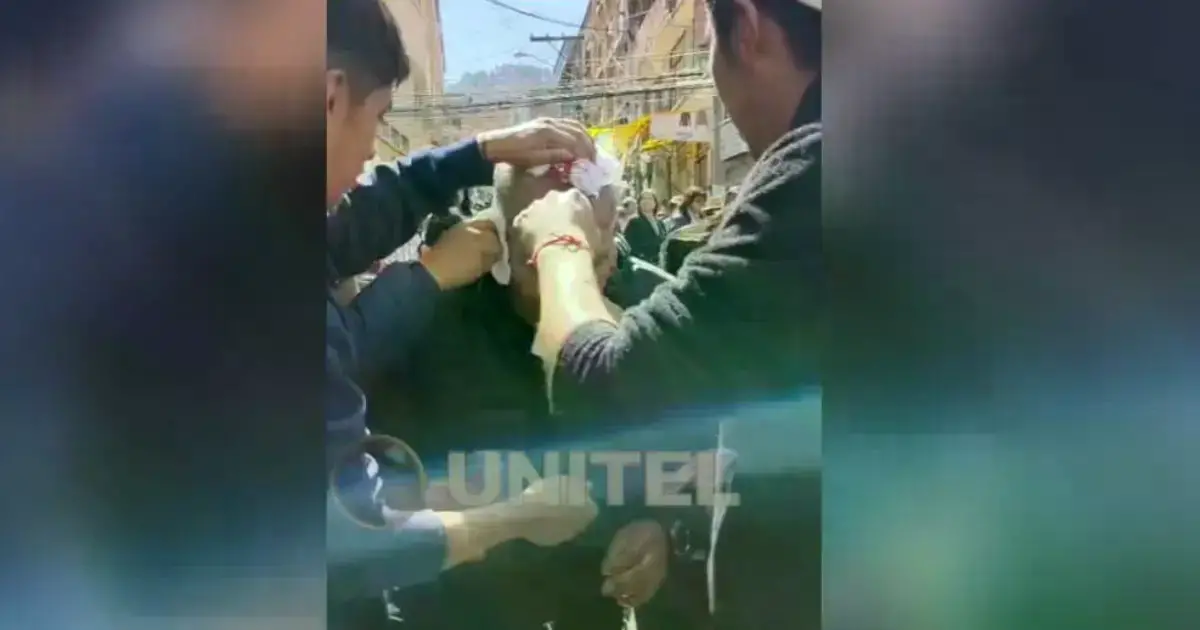 Captura de video muestra a un adulto mayor con el rostro ensangrentado siendo auxiliado en La Paz.