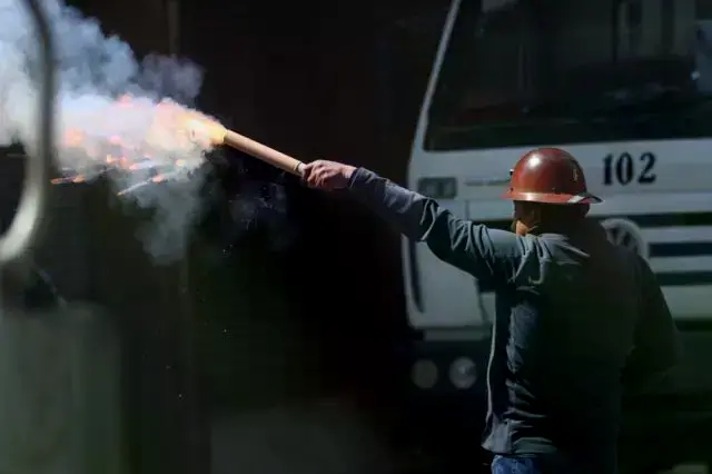 Un manifestante se enfrenta con la policía durante una protesta en La Paz.