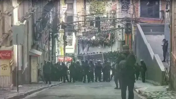 La Policía utilizó agentes químicos para contener el avance de manifestantes que intentaban ingresar a Plaza Murillo.