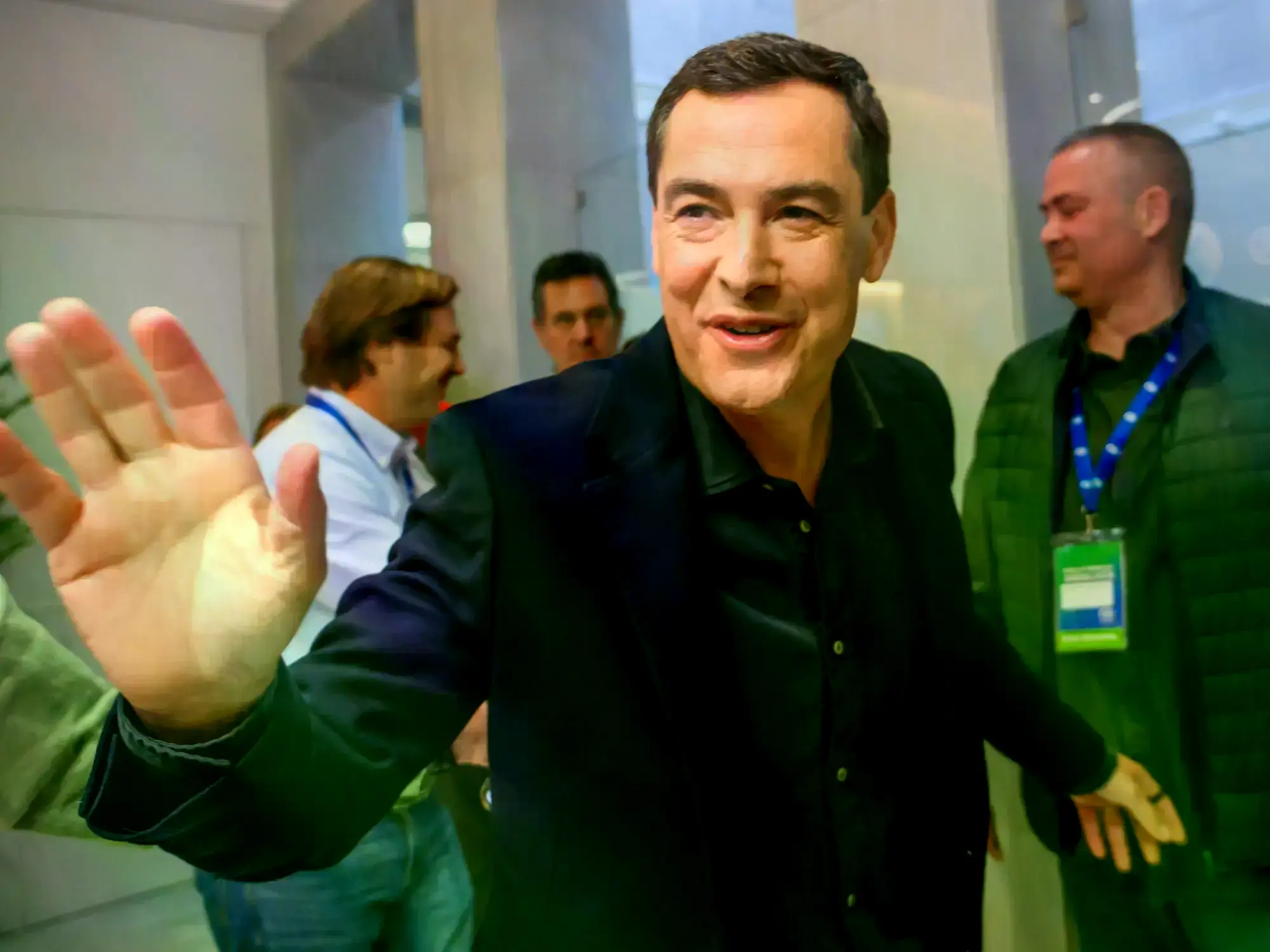 El candidato a la presidencia de la Junta de Andalucía por el PP, Juanma Moreno, a su llegada a la sede de su Partido en Sevi