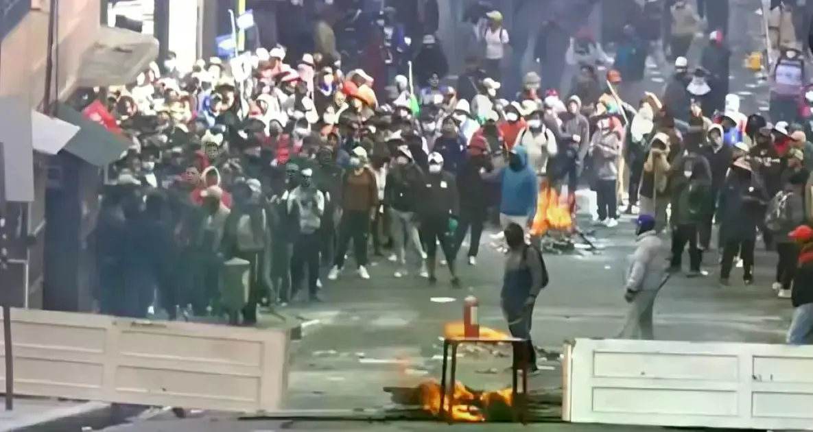 La barricada armada en la calle Loayza