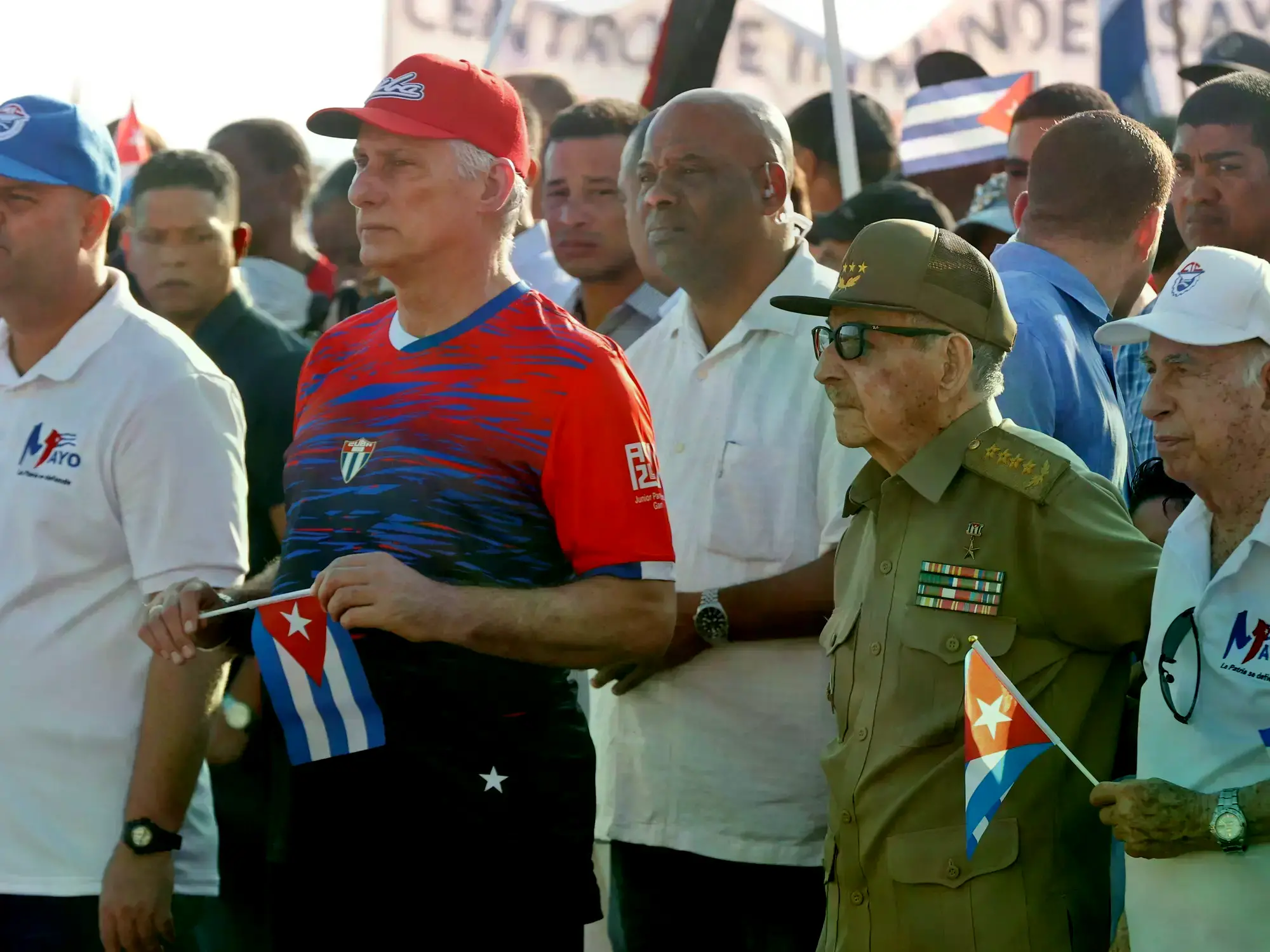 El expresidente de Cuba Raúl Castro, junto al presidente Miguel Diaz-Canel, asisten a la conmemoración del Día Internacional