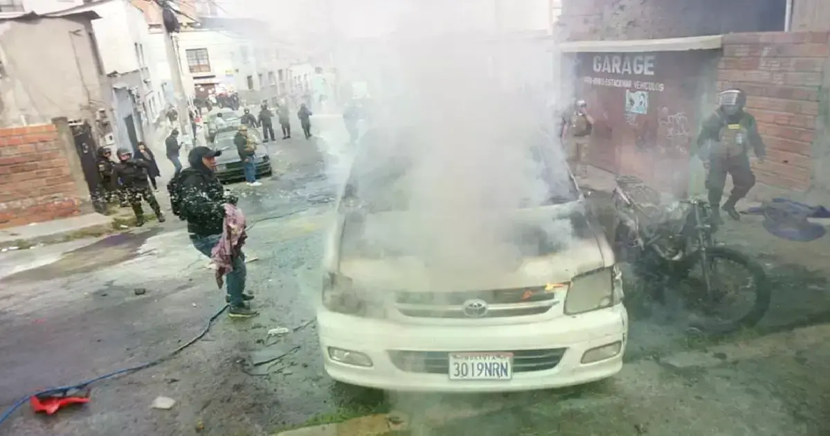 Vehículo policial quemado durante las protestas en La Paz