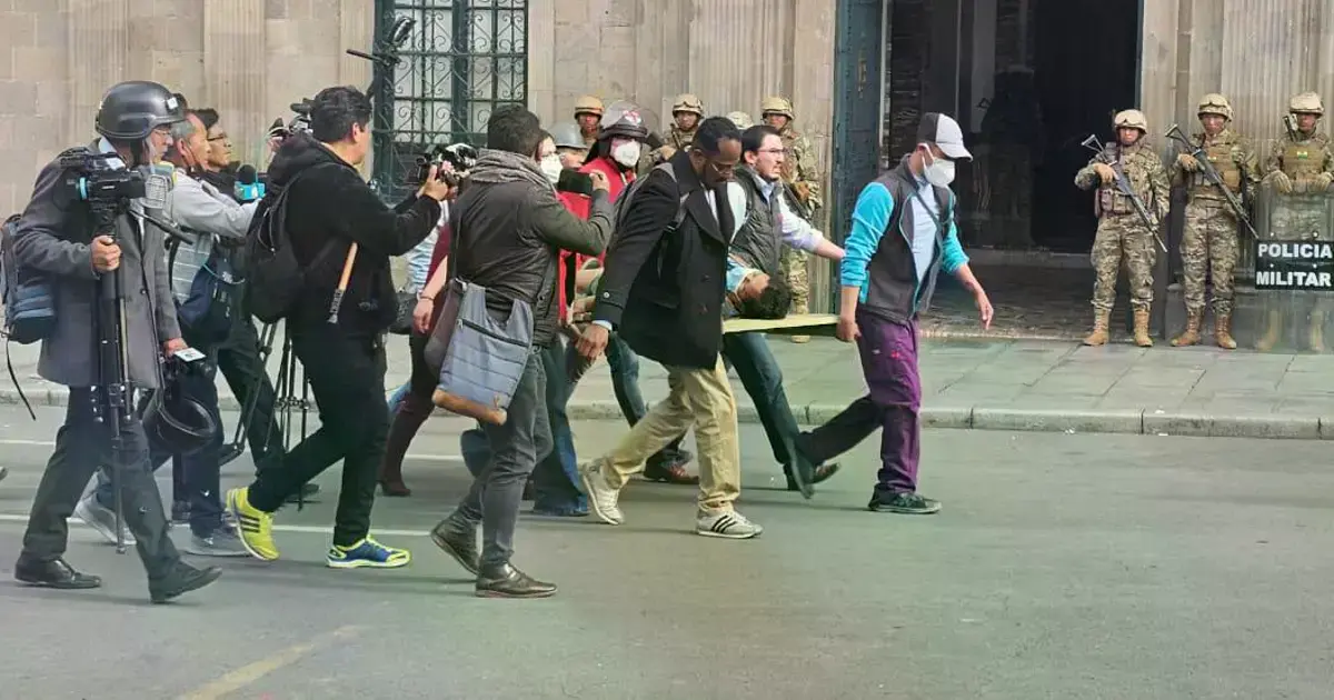 Una de las personas, momentos antes de ser trasladada a un centro de salud