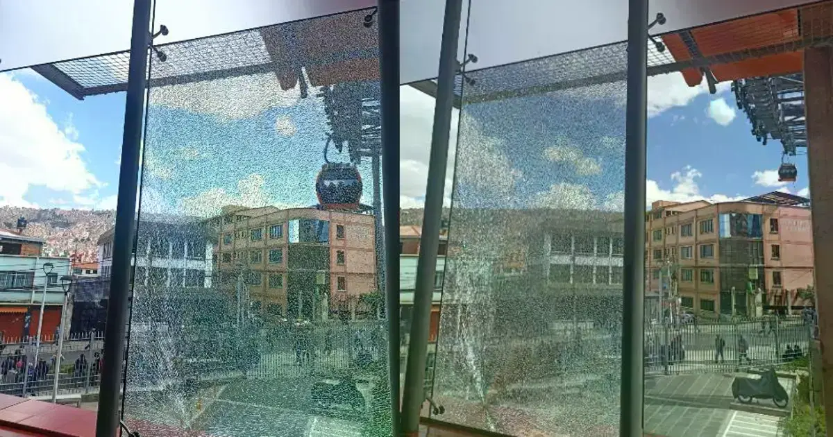 Vidrios destrozados de la estación Naranja del Teleférico