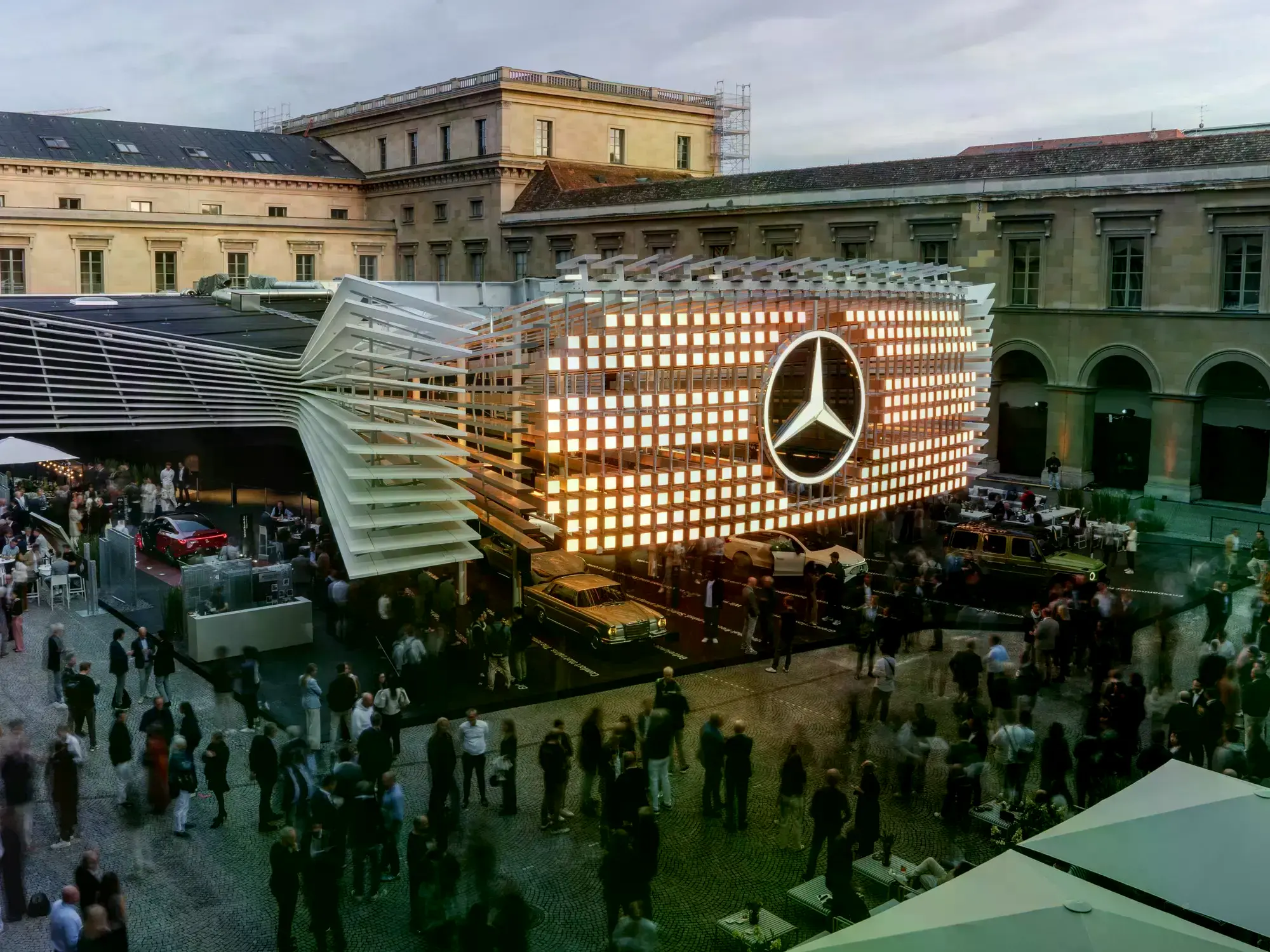 Un empleado trabaja en un modelo Mercedes CLA en la línea de producción en Rastatt, Alemania.