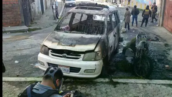 Una patrulla policial quemada durante las protestas.