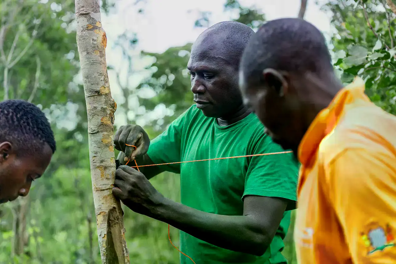 Mwizaso Chipeta y Mathews Mumbi, del Departamento de Parques Nacionales y Vida Silvestre de Zambia, atienden preguntas en un